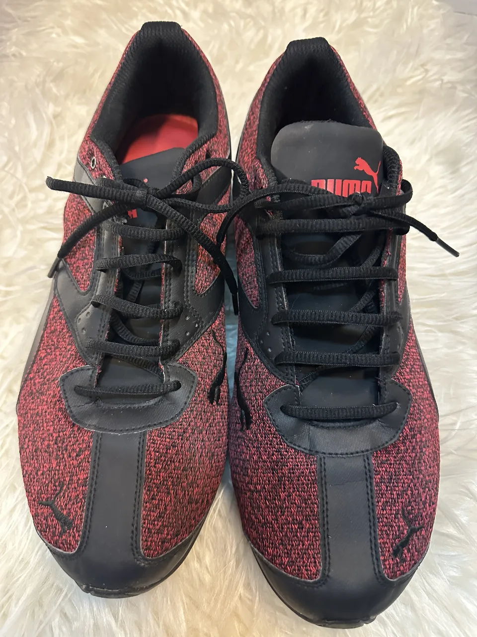 Zapatillas Puma rojas y negras para hombre. Ideales para running o uso diario. Talle 47.