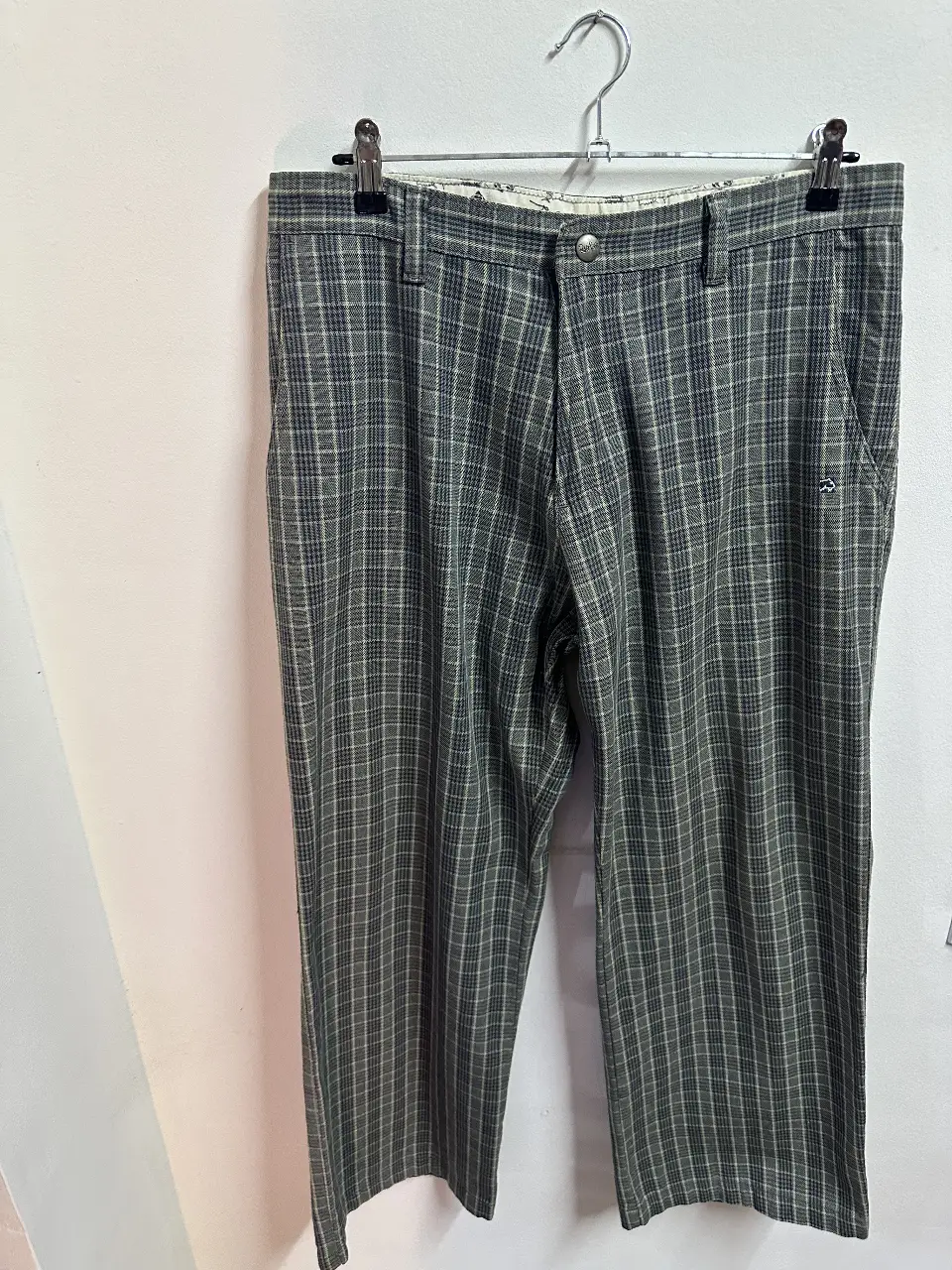 Pantalón cargo River Pass a cuadros en tonos grises y verdes. Talle Small. Con bolsillos amplios y detalle de la marca en botón y etiqueta.