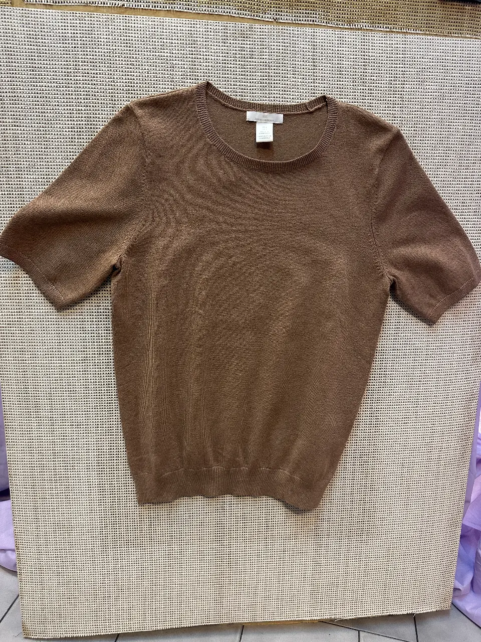Remera de manga corta color marrón, de la marca H&M Basics, talle S. Ideal para un look casual y cómodo.