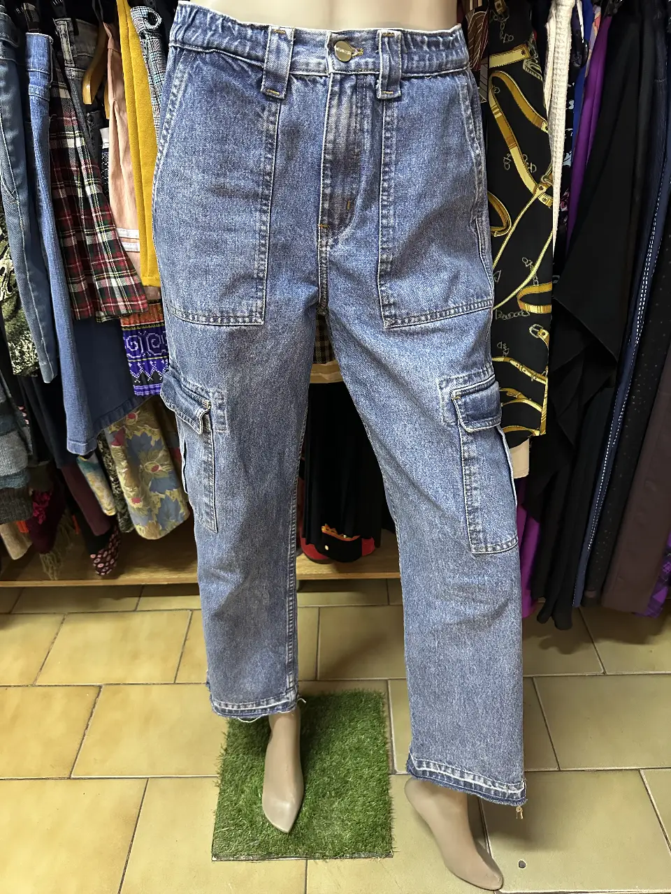 Pantalón cargo de jean azul claro para mujer. Tiro alto, con bolsillos laterales y traseros. Estilo utilitario y vintage.