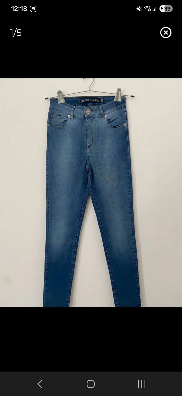 Jeans de algodón en color azul. Cuentan con cinco bolsillos y cierre de botón.