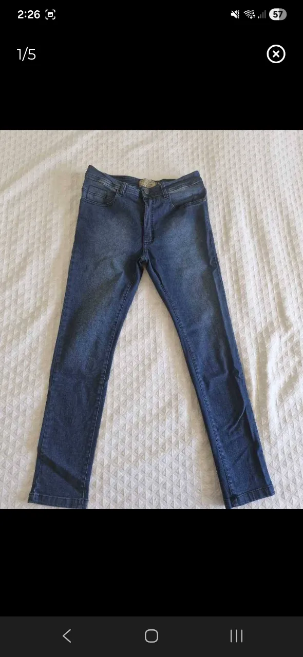 Jeans de corte slim fit, color azul clásico con desgaste leve. Cierre de botón y cierre.
talle 42