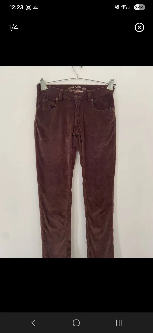 Pantalón de pana marrón con bolsillos delanteros y traseros. Cierre con botón y cierre metálico.
talle 36 de Cardon