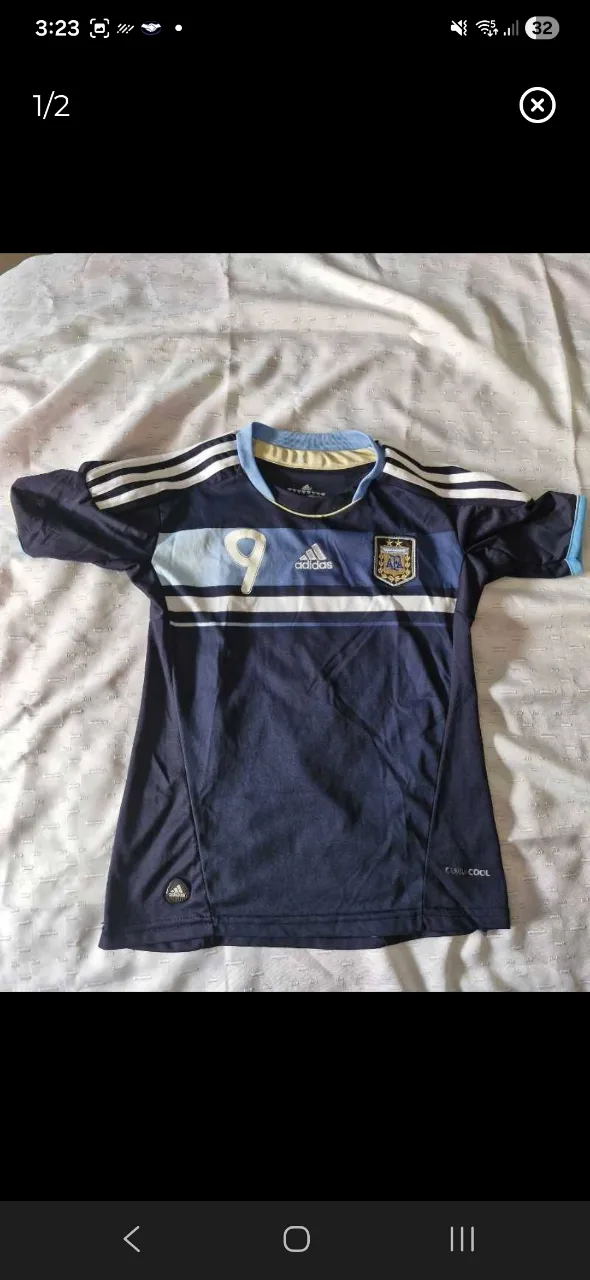 Remera de fútbol de Argentina con el número 9 y el apellido HIGUAIN estampado en la espalda. Diseño clásico con detalles en celeste y blanco.
remera imitación.