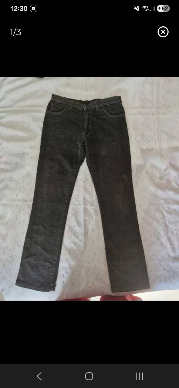 Pantalón de pana gris oscuro con bolsillos delanteros y traseros.