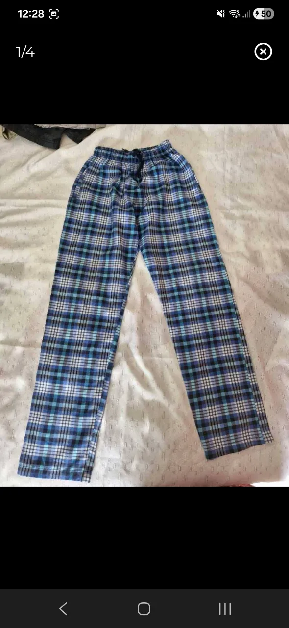 Pantalón de pijama a cuadros en tonos azules y blancos. Posee cordón de ajuste en la cintura.