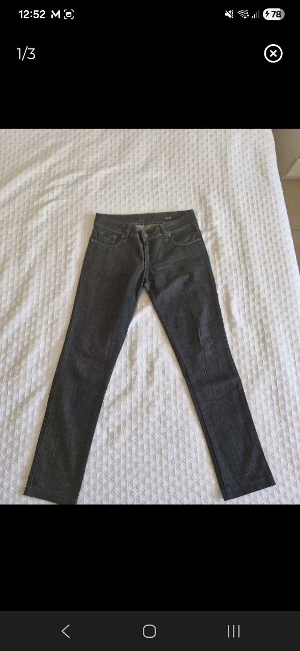 Jeans de corte clásico en color gris oscuro. Presentan bolsillos delanteros y traseros.