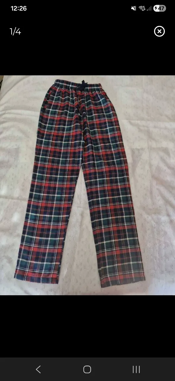 Pantalón de pijama a cuadros escoceses en tonos rojo, azul y verde. Posee cordón de ajuste en la cintura.