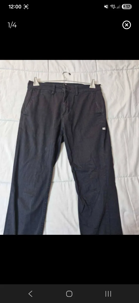 Pantalón de gabardina color azul marino. Posee bolsillos frontales y traseros.