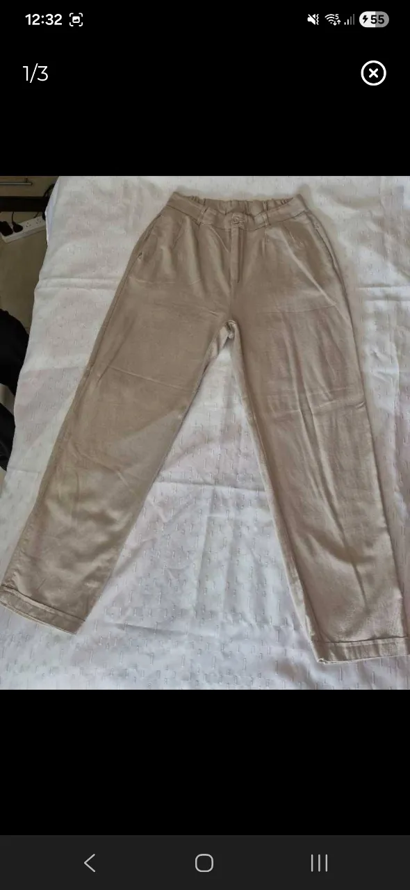 Pantalones de vestir color beige. Tienen bolsillos delanteros y cierre con botón.
cuénta con elástico
cintura contorno 72 cm
largo 96 cm