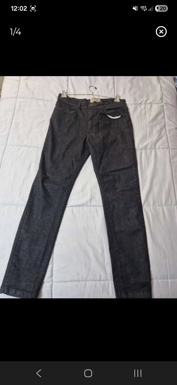 Jeans de denim color gris oscuro. Modelo "Slimfit" de la marca Vinson Jeans.