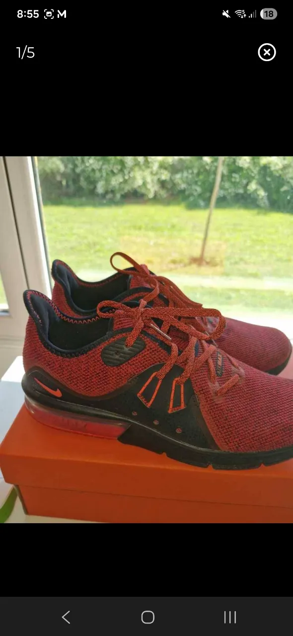 Zapatillas deportivas Nike Air Max Sequent 3 color rojo y negro. Cordones rojos y suela negra con detalles rojos.