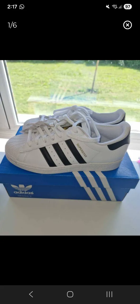 Zapatillas Adidas Superstar blancas con detalles en negro. Clásicas y cómodas, perfectas para el día a día.