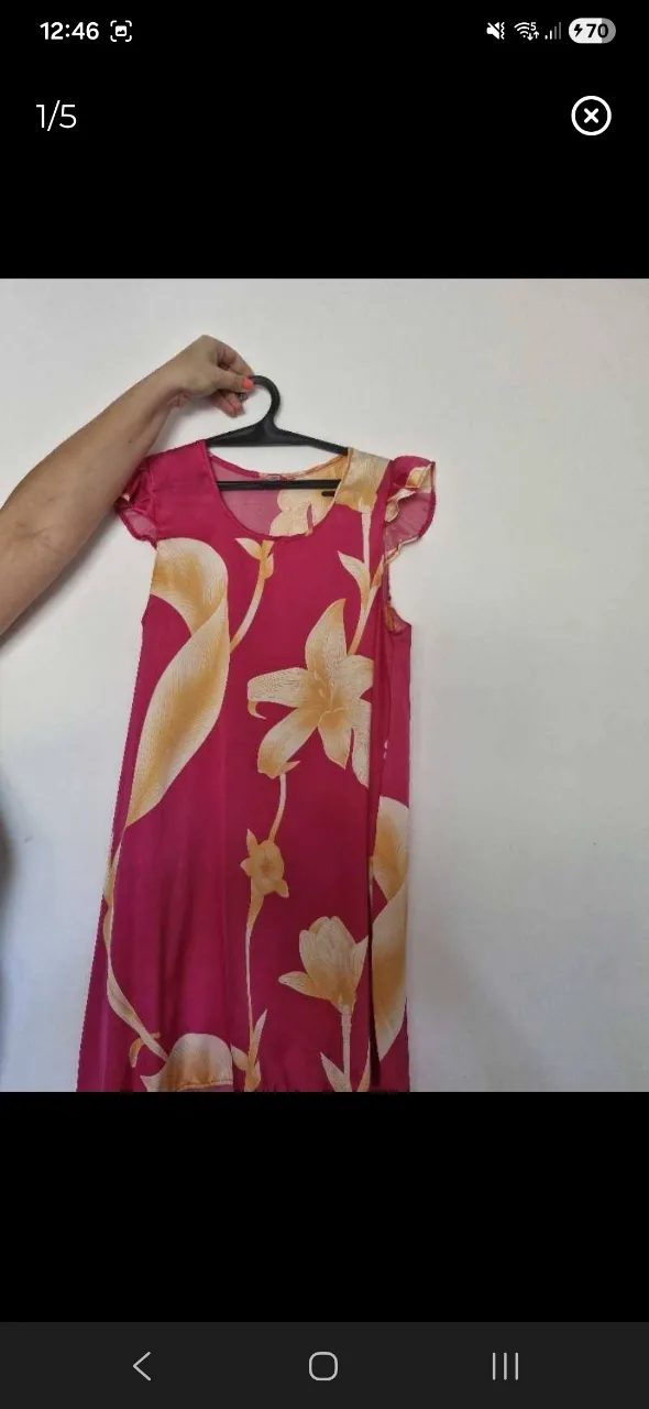 Vestido corto de color fucsia con estampa de flores amarillas y blancas. Posee mangas cortas con volados.
talle s pequeño