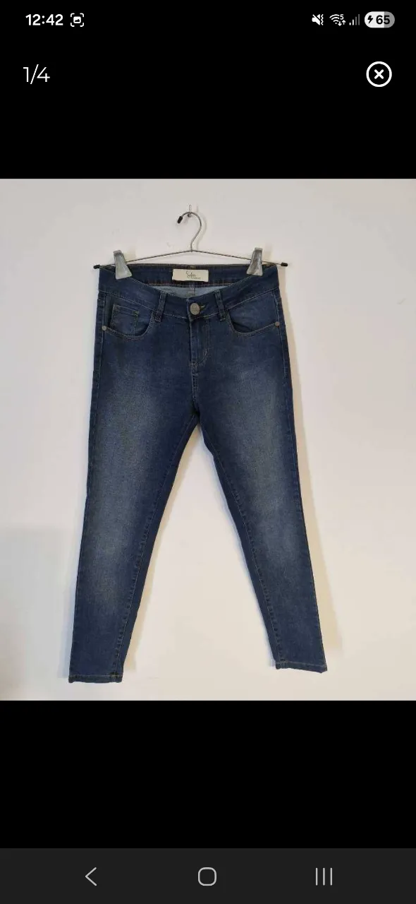 Jean de tiro medio, color azul. Presenta bolsillos delanteros y traseros.