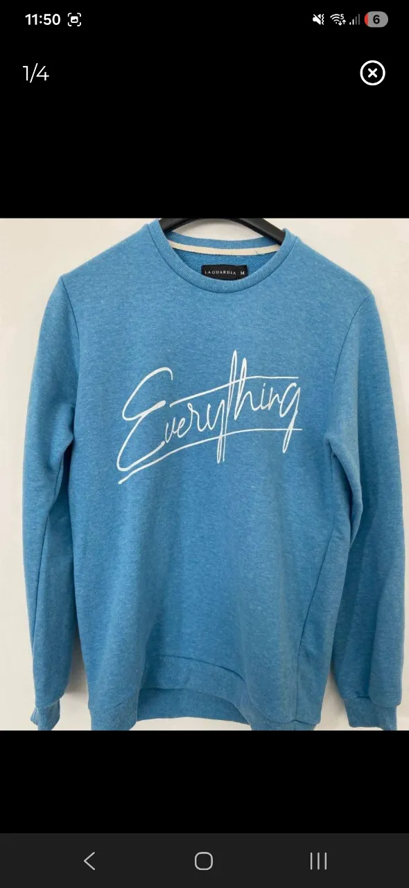 Buzo de algodón color azul con estampa "Everything" en blanco. Cuello redondo y mangas largas.