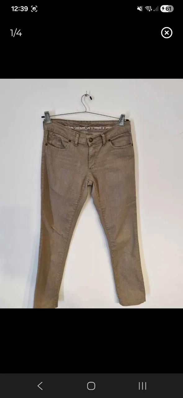 Jeans color tiza. Modelo clásico con cinco bolsillos y cierre.
talle 36 de Cardon