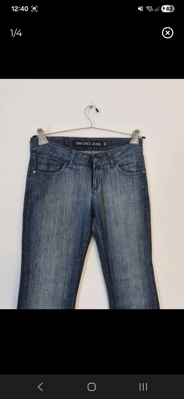 Jean de mujer azul con desgaste. Tiene bolsillos delanteros y traseros.
talle 36 de ona.
cadera 42 cm adelante