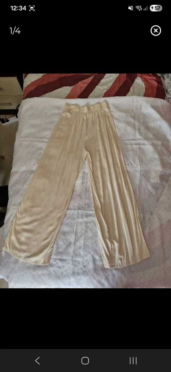 Pantalón largo de color crudo con cintura elastizada. Las piernas son amplias y caen rectas.
cintura 66 cm mas elástico