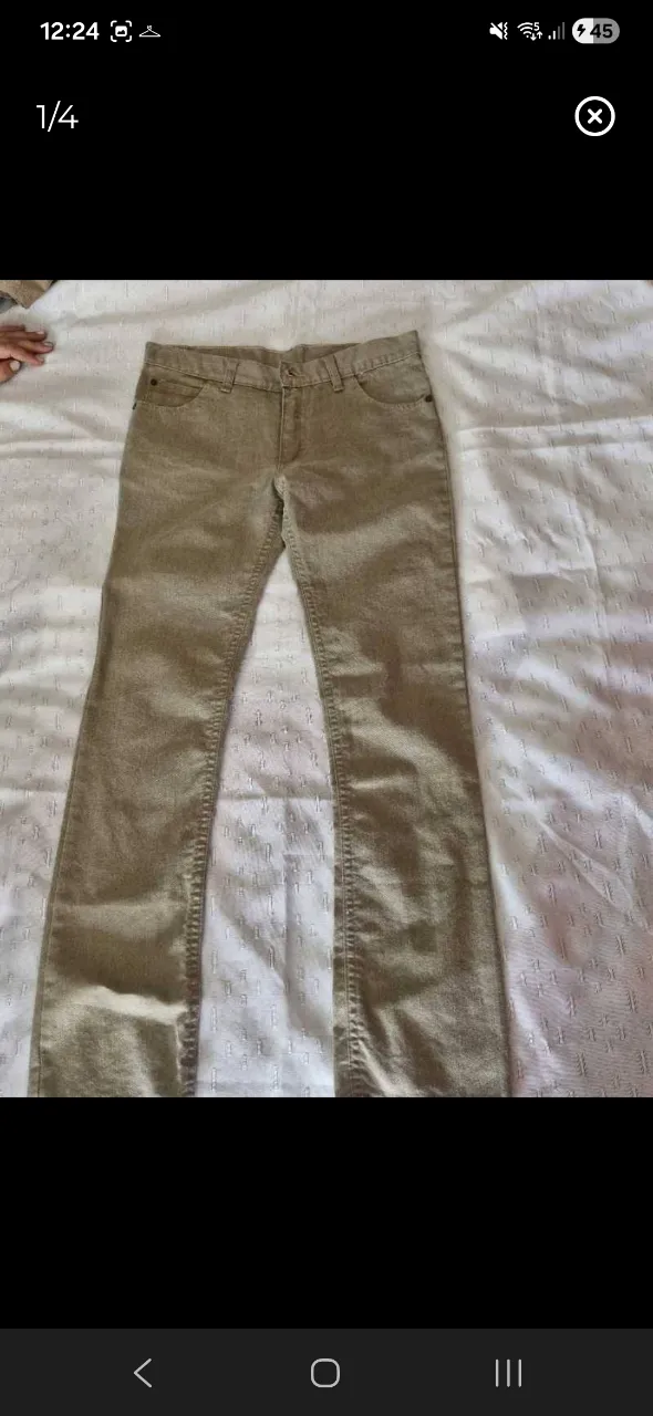 Pantalón de gabardina color tiza. Posee bolsillos delanteros y traseros.