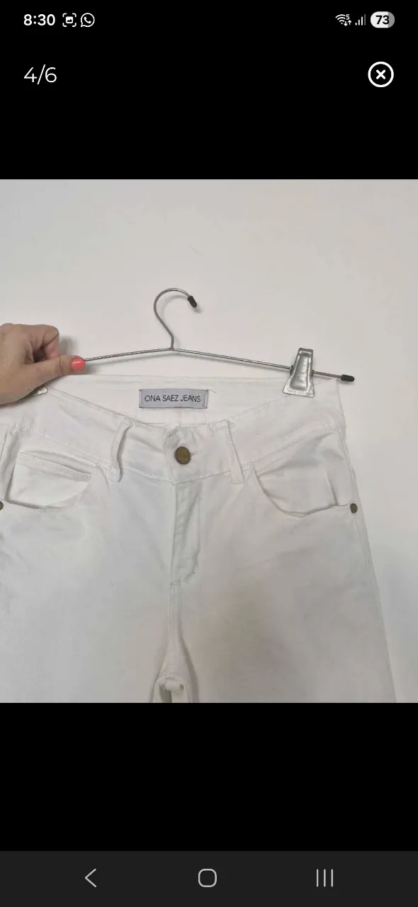Pantalón blanco de jean, corte acampanado. Posee bolsillos delanteros y traseros.
talle 34 de Ona.
