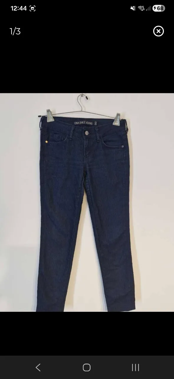 Jeans azul oscuro de tiro medio. Cierre con botón y bolsillos frontales y traseros
talle 36 de Ona