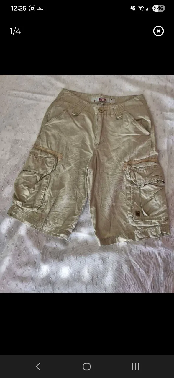 Shorts de gabardina color beige con múltiples bolsillos cargo. Cierre y botón en la parte delantera.