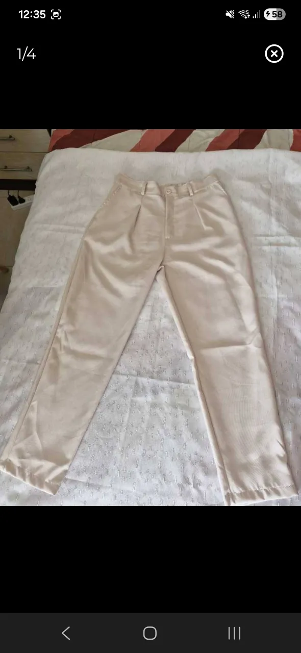 Pantalón de vestir color crudo con pinzas en la parte delantera y cintura con elástico en la parte trasera. Posee bolsillos laterales.
cintura 55 cm