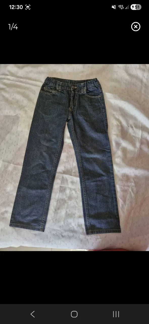 Jeans de denim azul. Cuentan con bolsillos delanteros y traseros. Cierre y botón en la parte frontal.