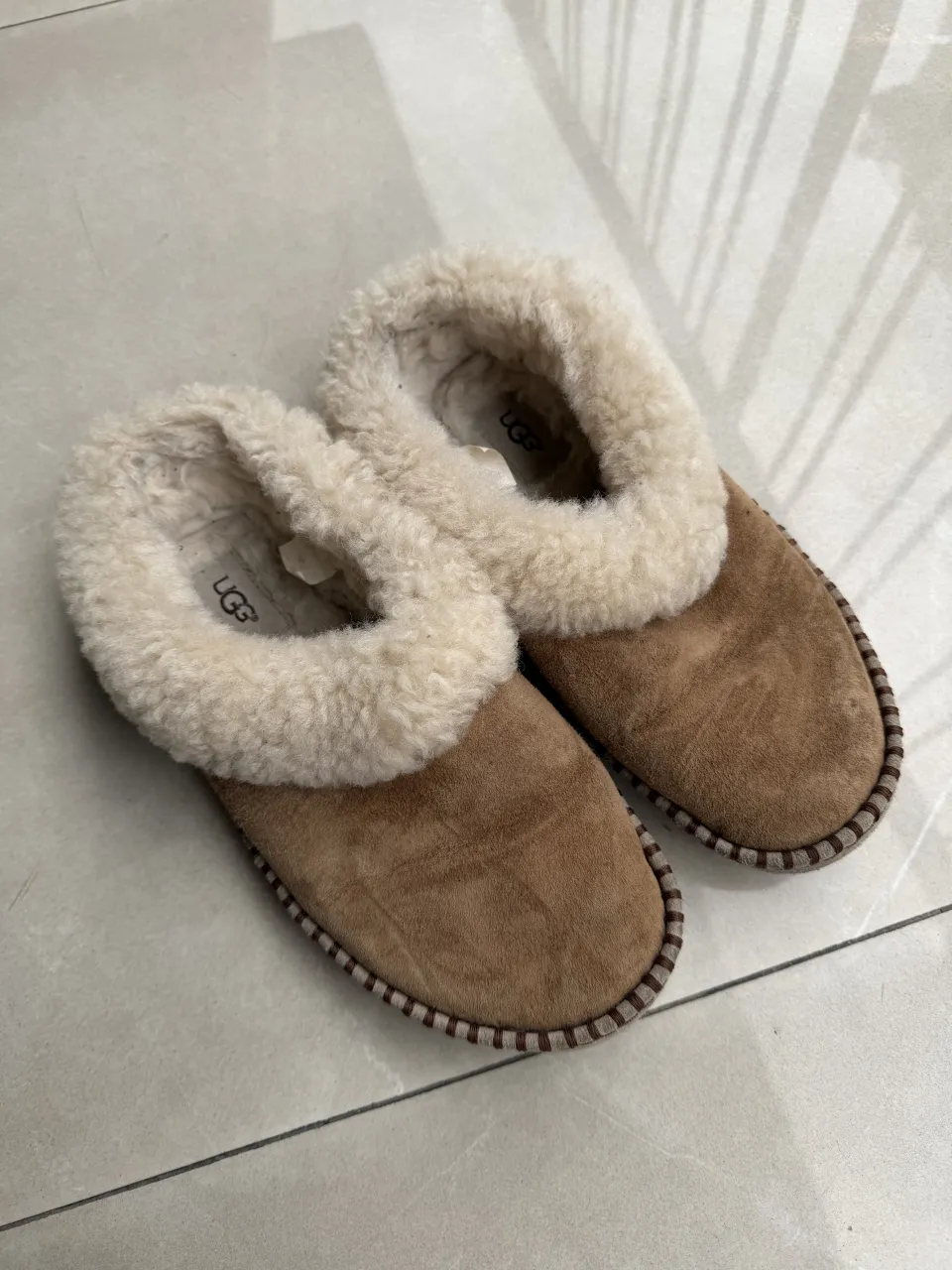 Pantuflas súper cómodas y abrigadas, ideales para estar en casa. Tienen un diseño clásico con forro interno de piel sintética que te mantendrá los pies calientes todo el invierno. Perfectas para un día de relax o para recibir visitas.