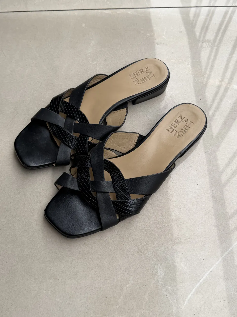 Sandalias negras de cuero con tiras cruzadas y puntera cuadrada. Perfectas para un look casual y moderno. 26cm de plantilla 