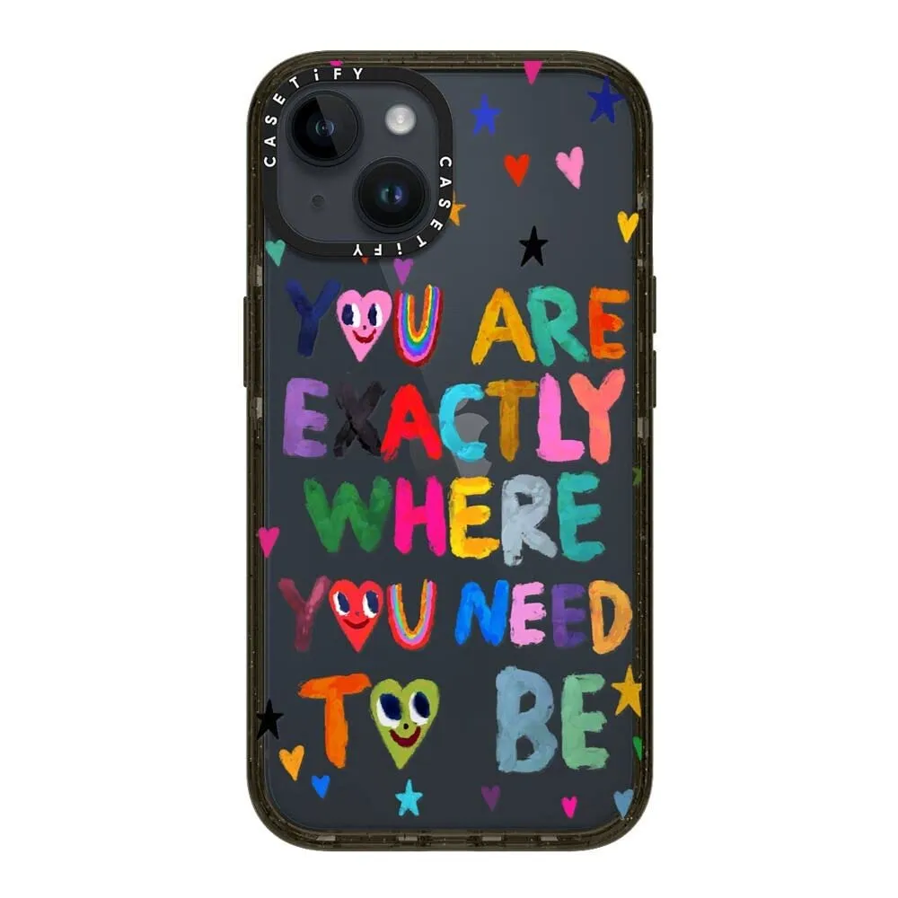 Funda para iPhone 11 pro con un diseño súper original y colorido. Presenta la frase "YOU ARE EXACTLY WHERE YOU NEED TO BE" escrita en letras vibrantes y con caritas felices. Es perfecta para darle un toque único y positivo a tu celular. ¡Ideal para quienes aman los accesorios con personalidad!