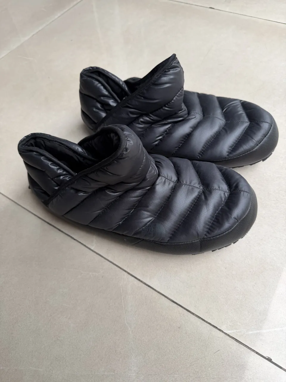 Pantuflas súper abrigadas y cómodas, ideales para estar en casa en los días fríos. Tienen un diseño acolchado y acolchado interno para máximo confort. La suela es antideslizante para mayor seguridad.