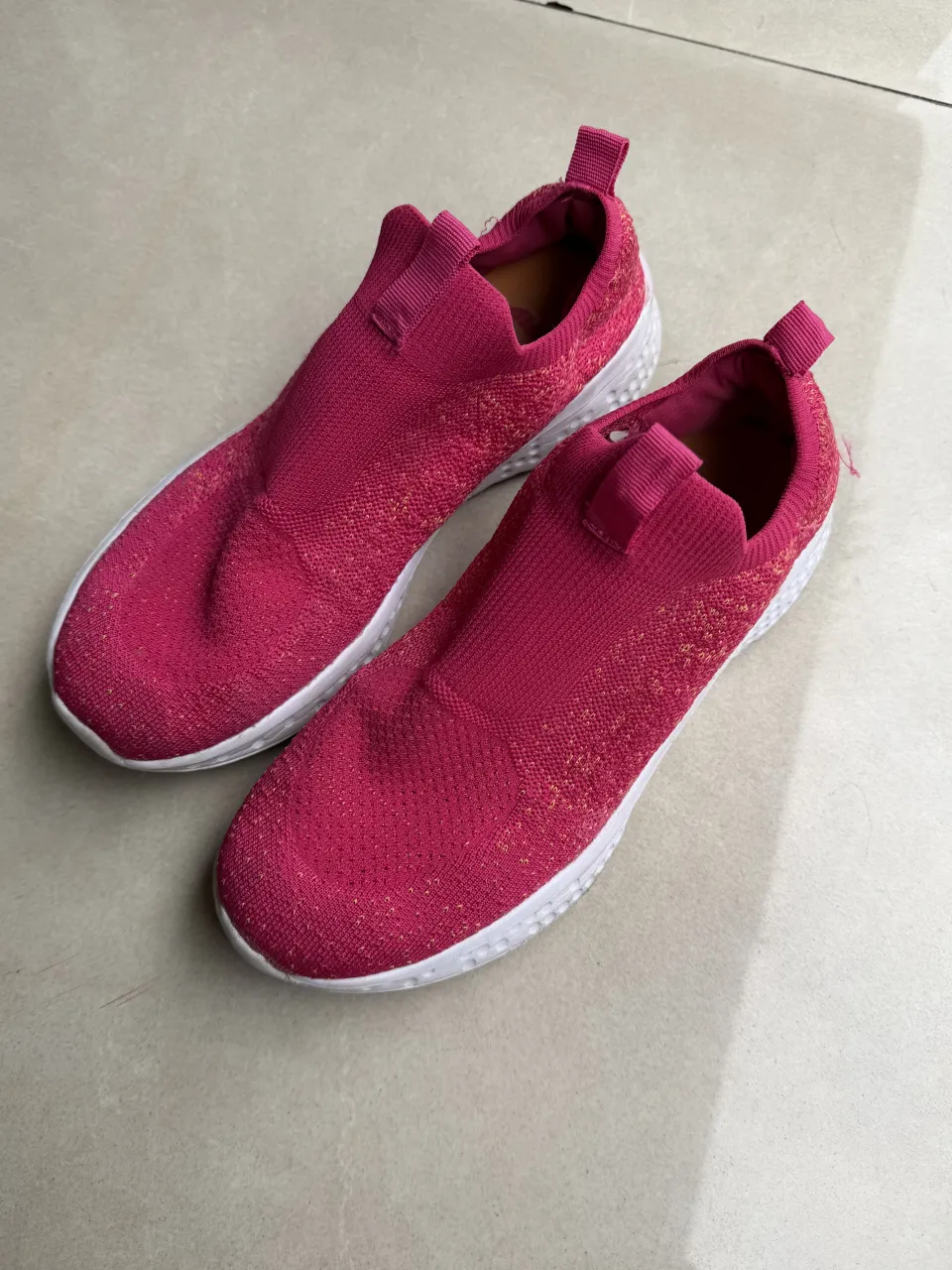 Zapatillas deportivas súper cómodas y cancheras, ideales para el día a día o para entrenar. Su diseño slip-on las hace súper prácticas para poner y sacar. ¡Un básico que no te puede faltar! Talle 8US o 39,5EU o 25cm