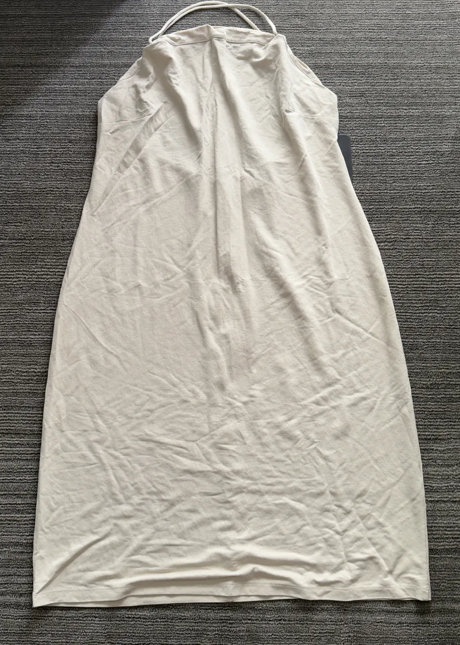 Vestido MIDI de Lino  color crudo con tiras finas cruzadas en la espalda.