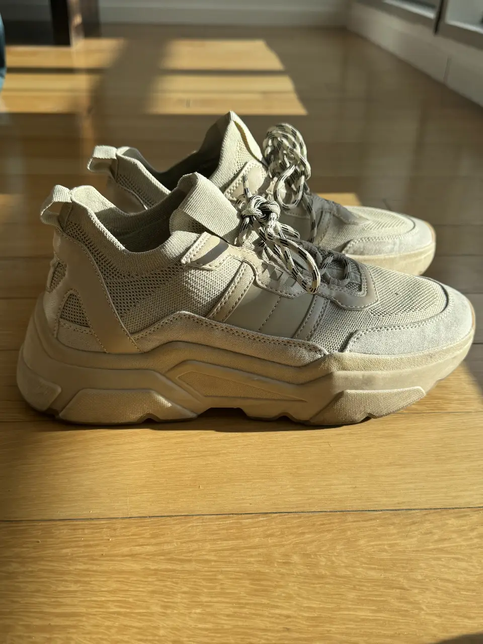 Zapatillas H&M beige de mujer, estilo chunky, con cordones bicolor y suela gruesa. 
