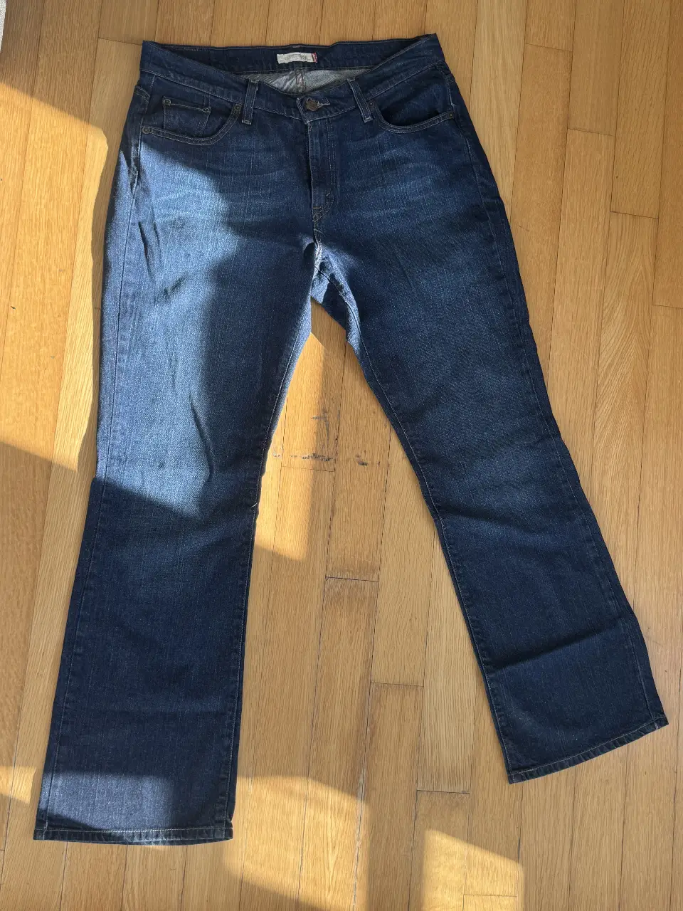 Jeans Levis de mujer, modelo Curvy Boot Cut, tiro medio, color azul oscuro. Corte de bota ancha, ideal para un look casual y cómodo. Talle 14 US.