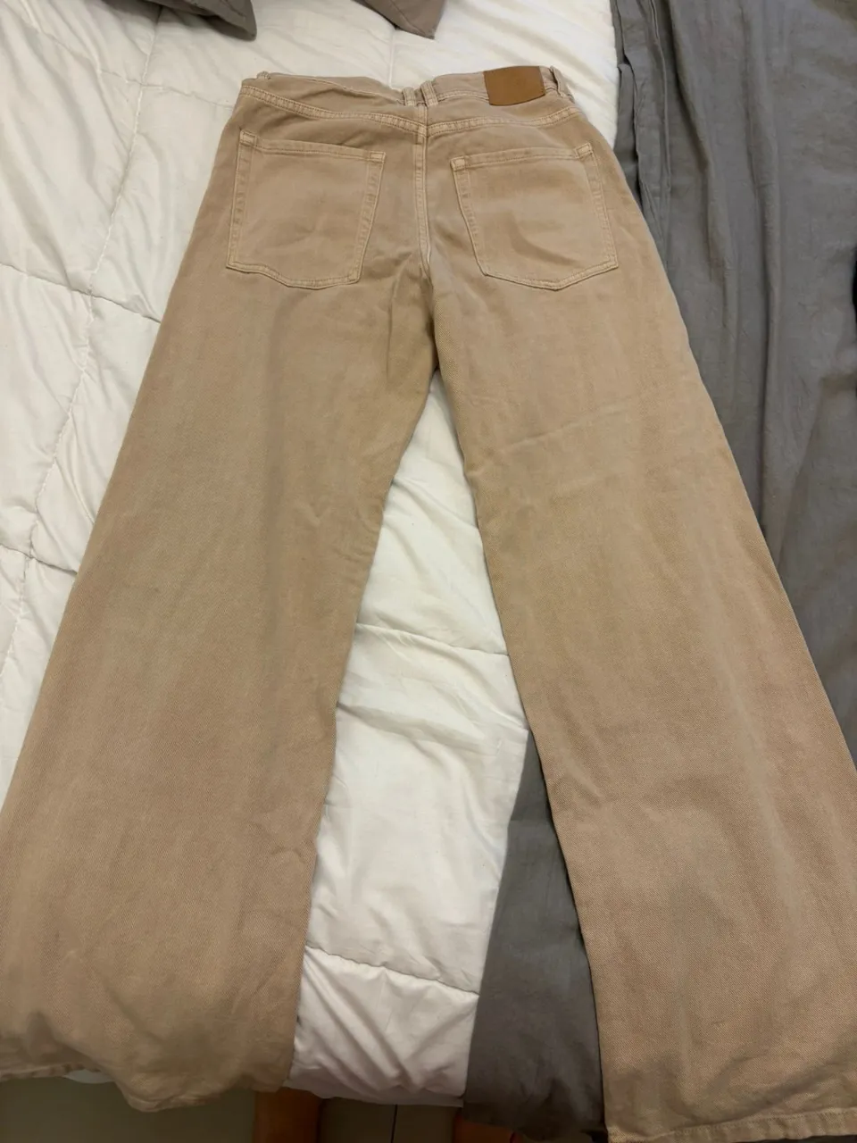 Pantalón wide leg color crudo de Bershka, tiro alto, ideal para un look casual y moderno. Talle 38.