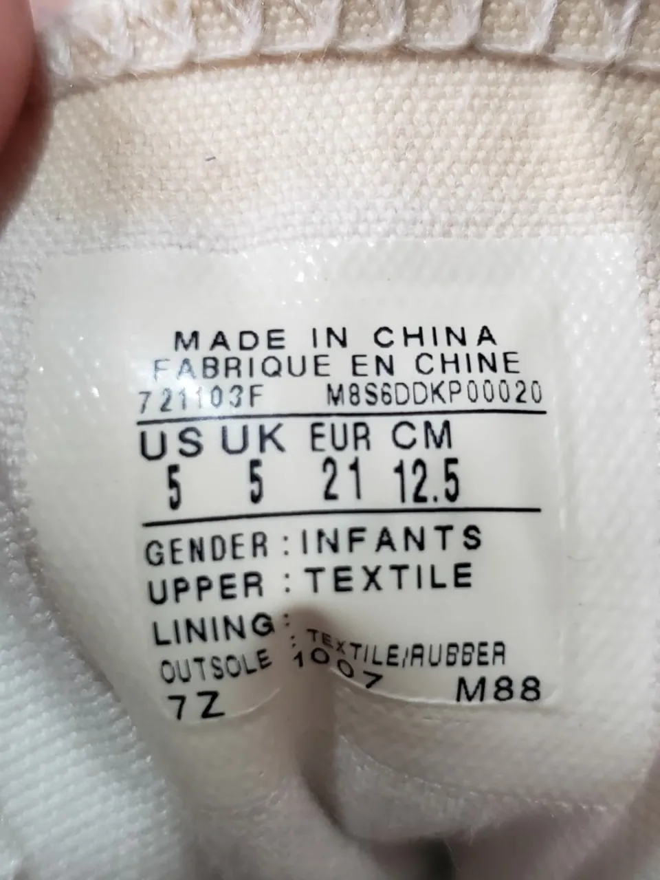 lote de zapatillas beba 
en excelente estado, ideales para el jardin! talle 21/22 cm en fotos! todas fueron usadas muy poco, las sandalias son ideales para cuando recien están empezando a caminar, esas fueron usadas 1 sola vez, el detalle que tiene es porque mi hija mordio la cuerina de una sandalia, no afecta su uso ni es muy notorio.