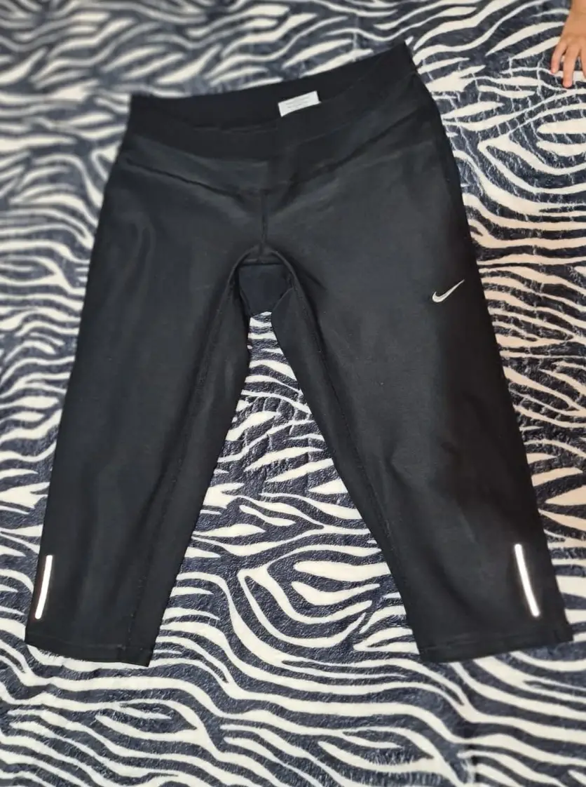 Calza deportiva Nike Dri-Fit negra, ideal para running y entrenamiento. Talle S, con detalles reflectantes y ajuste perfecto.