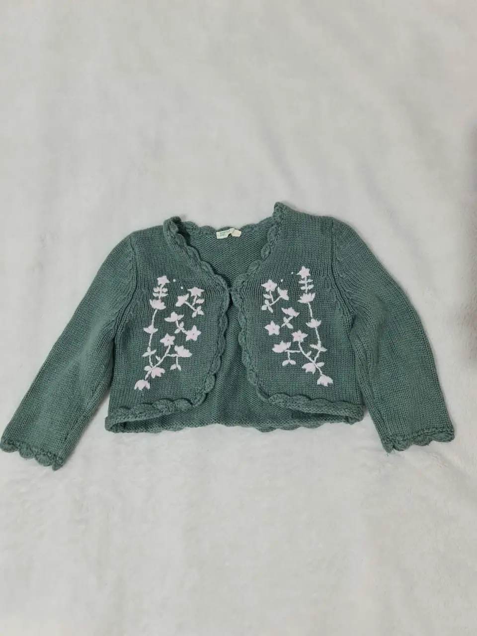 Cárdigan UNITED COLORS OF BENETTON de niña (bebé  6M a 9M) verde con detalles florales bordados en blanco. Ideal para un look casual y abrigado.
