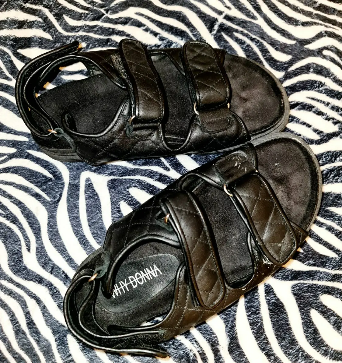 Sandalias negras Why Donna con diseño acolchado y ajuste de velcro. Ideales para un look casual y cómodo.