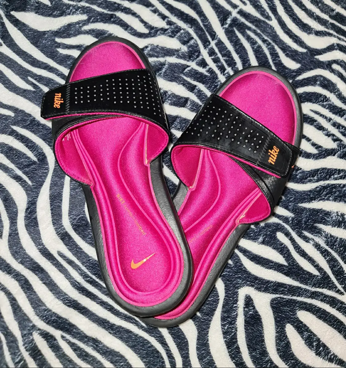Sandalias Nike ORIGINALES para mujer, color negro y rosa, con ajuste de velcro y logo de la marca.