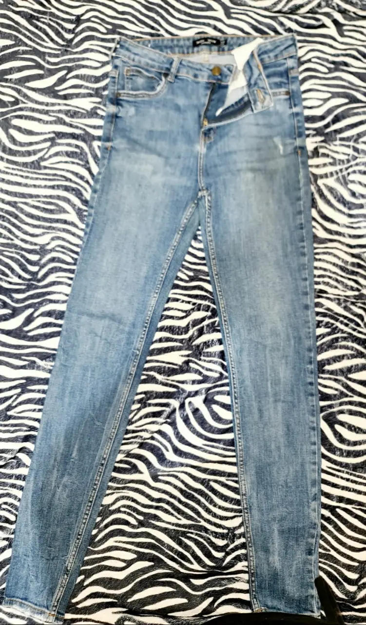 Jeans de mujer Bershka, tiro medio, corte recto, color azul gastado. Talle 38.