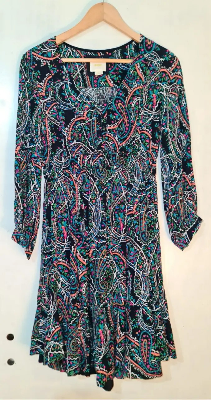 Vestido MAEVE con estampado paisley en tonos azules, verdes, rosas y naranjas. Corte en la cintura y mangas 3/4. Ideal para un look casual y con estilo.