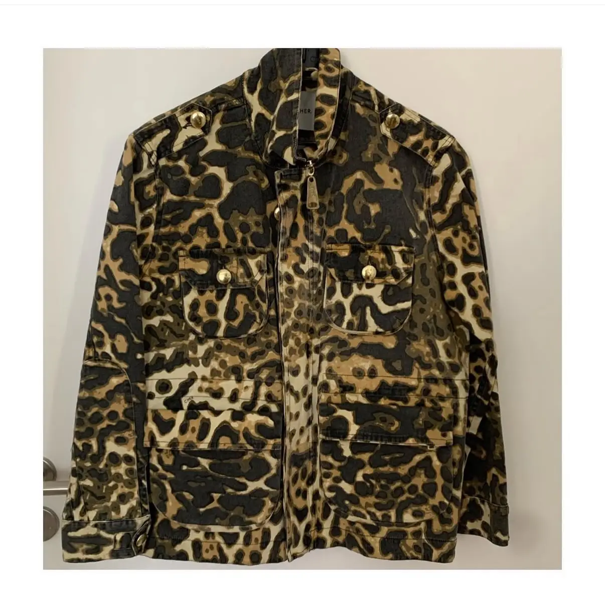 Campera con estampado animal print. Posee cierre frontal, bolsillos con solapa y botones dorados. Ideal para un look casual y canchero.