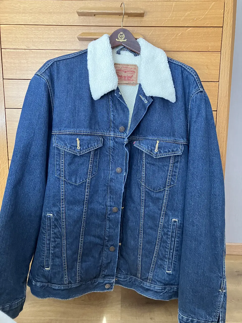 Campera de jean azul con interior de sherpa blanco, estilo clásico y abrigado. Ideal para el invierno, con forro interior acolchado y etiqueta Levi's XL.