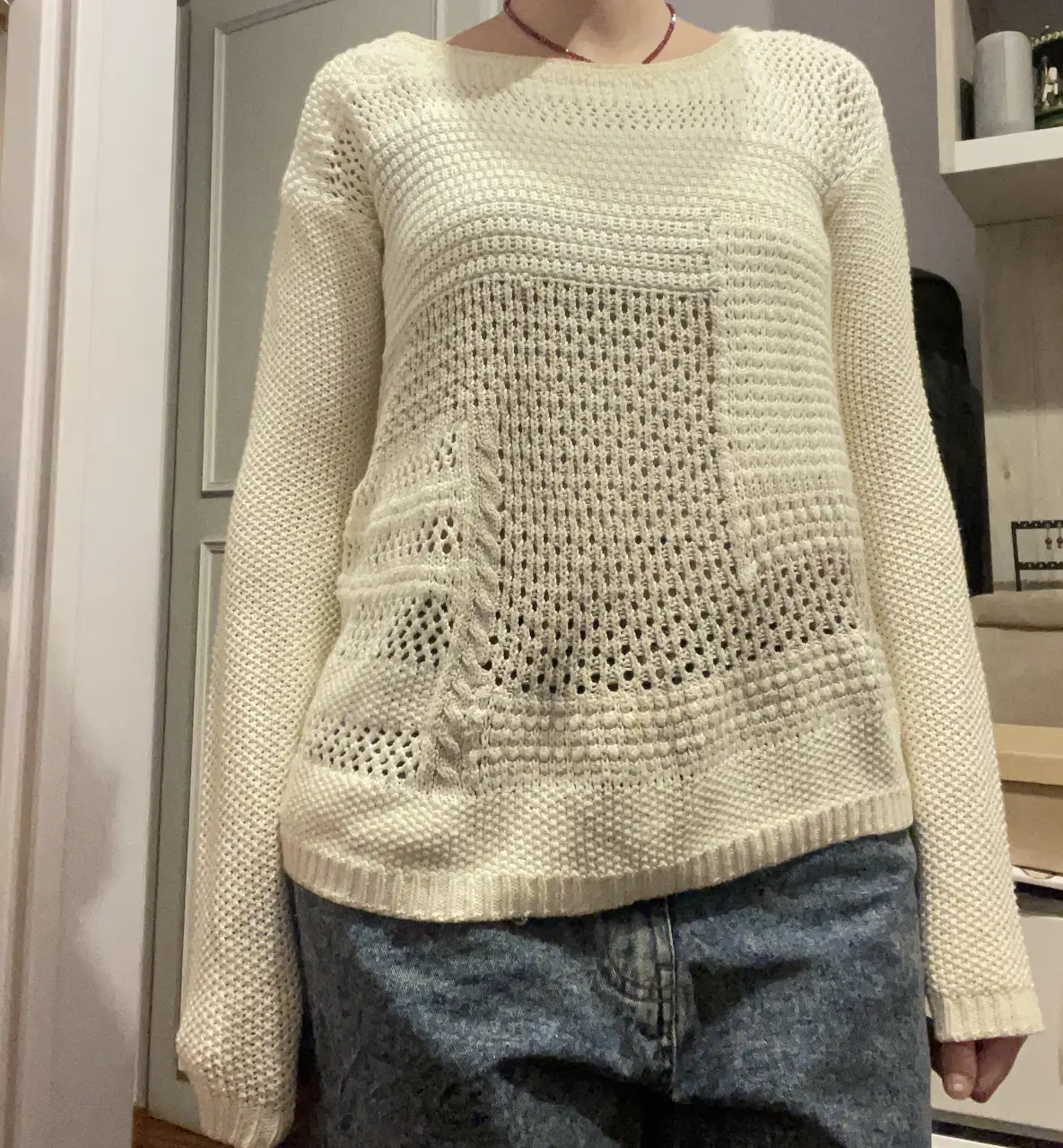 Sweater largo de mujer, color crudo, con diseño calado y detalles en diferentes texturas. Marca Calvin Klein, talle XS.