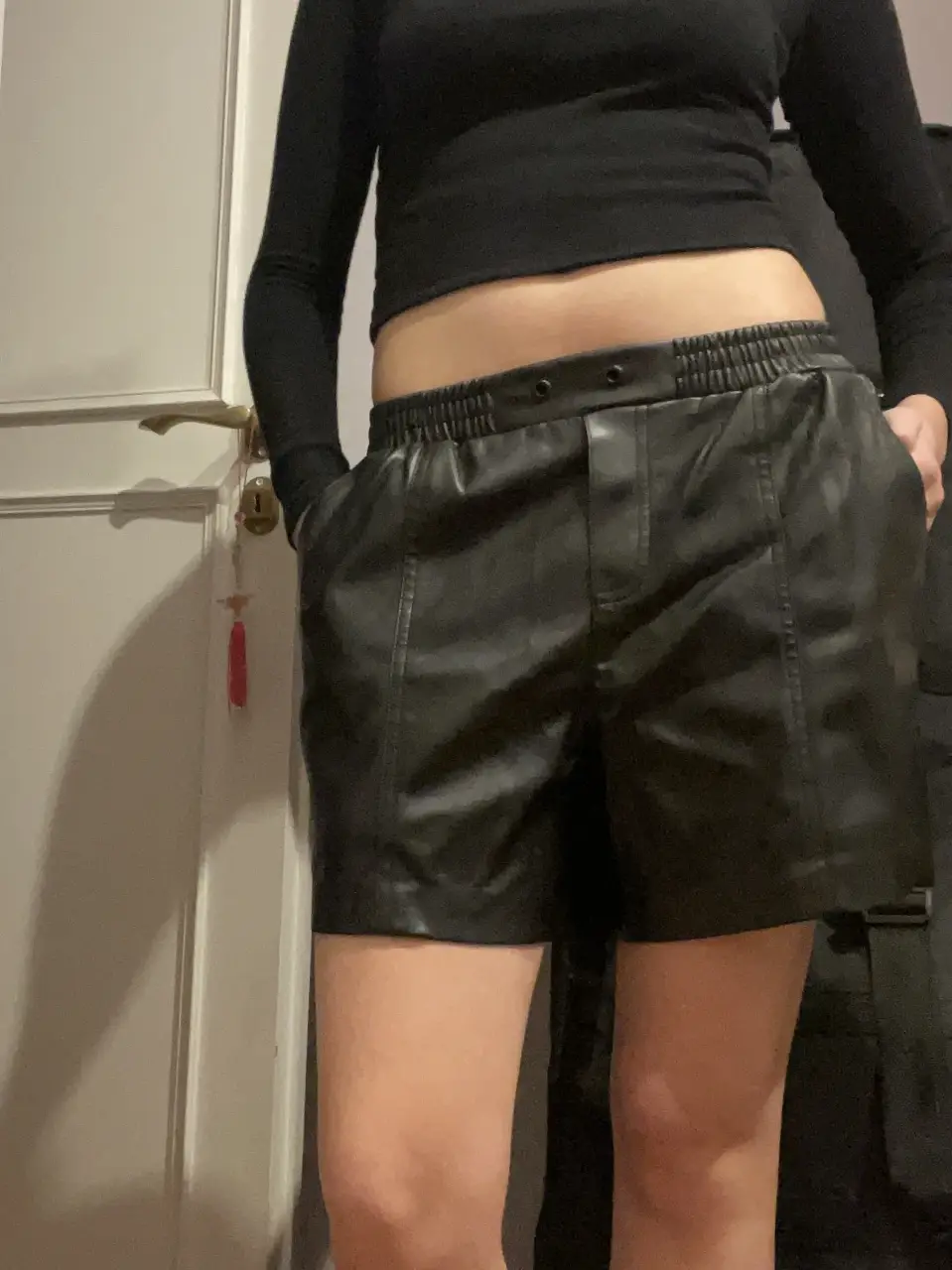 Short de cuero sintético negro CUESTA BLANCA, con cintura elastizada y bolsillos. 