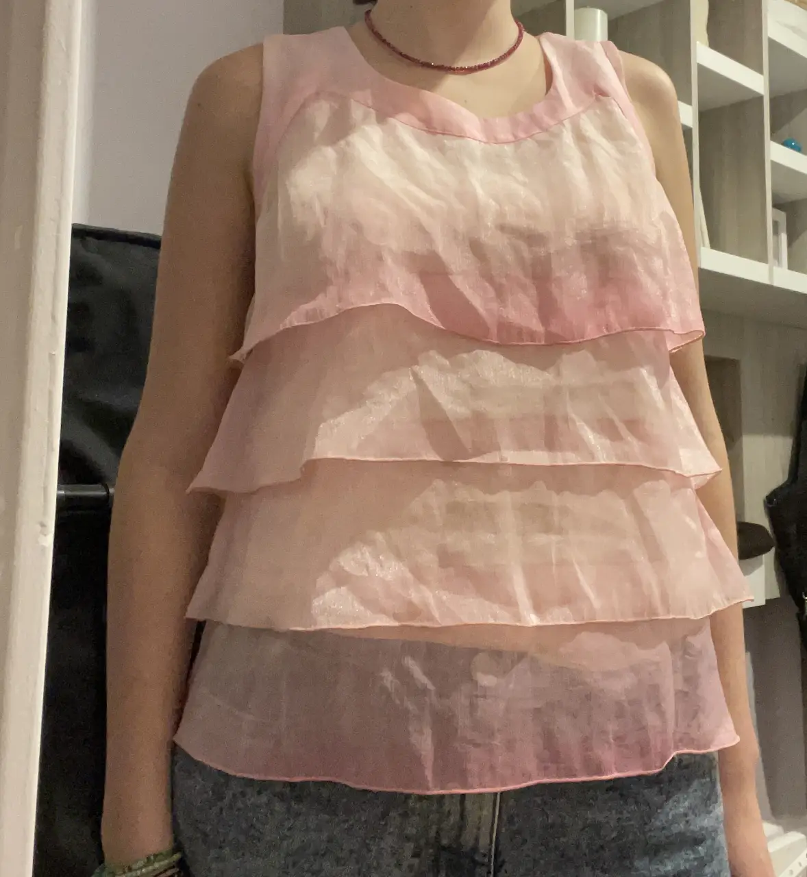 Blusa vintage de gasa rosa con volados. Tiene cierre en la parte de atras.  es de la marca Mariana Marquez.